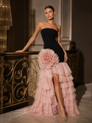 Rochie de gală neagră cu volane roz din organza — un accent festiv pentru finalul zilei