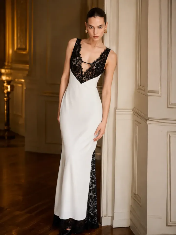 Rochie lungă albă tip furou, cu dantelă neagră în contrast