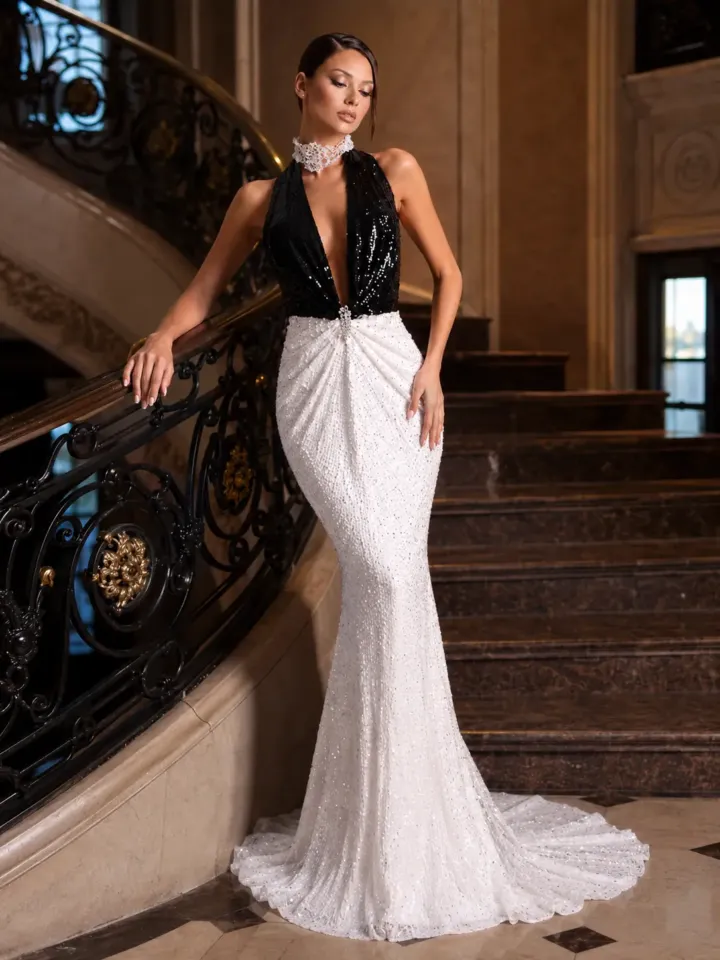 Rochie lungă cu decolteu halter, corsaj negru și fustă albă